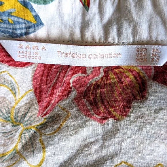 Puff Sleeve Blouse with Tropical Flower Print - Picture 3 of 5